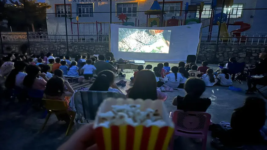 Öğrenciler açık havada aileleriyle birlikte film izledi