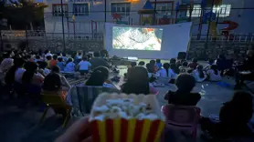 Öğrenciler açık havada aileleriyle birlikte film izledi