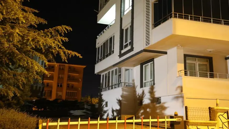 Balkonda sigara içen genç kız aşağıya düştü