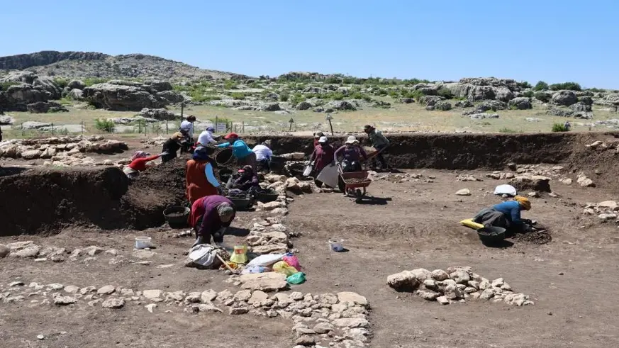 Kadınlar, arkeolojik kazılarda buluntu ve veri ayıklıyor