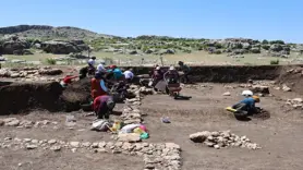 Kadınlar, arkeolojik kazılarda buluntu ve veri ayıklıyor