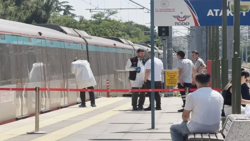 Marmaray'da raylara atlayan kişi intihar etti