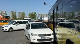 Maddi hasarlı kazada trafik felç oldu