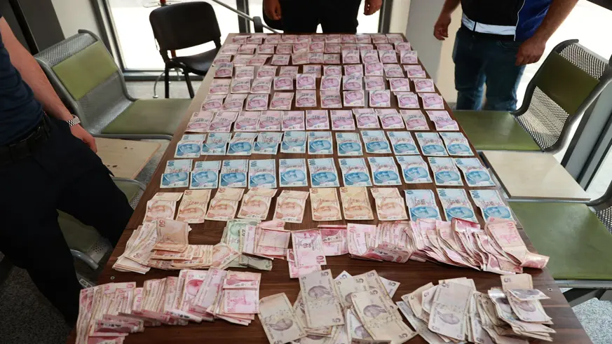 Dilencinin üzerinden 20 bin 575 lira çıktı