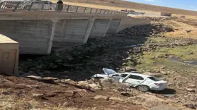 Diyarbakır'da otomobil köprüden düştü