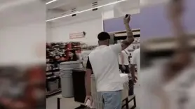 Markette etrafa deodorant sıkan şahıs gözaltına alındı