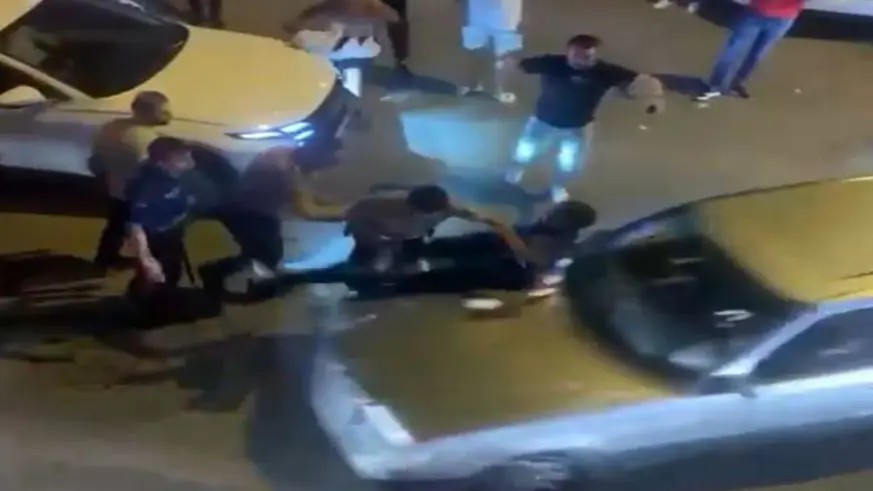 Polisin yakaladığı şüpheliyi korumak için polisleri ezdi