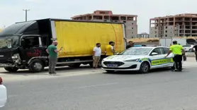 Kamyonet ile otomobil kafa kafaya çarpıştı