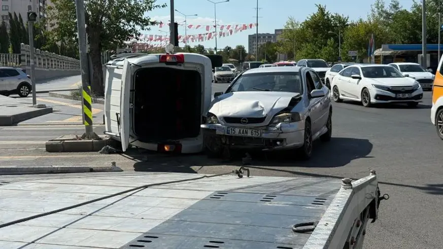 Otomobil ile hafif ticari araç çarpıştı