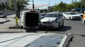 Otomobil ile hafif ticari araç çarpıştı