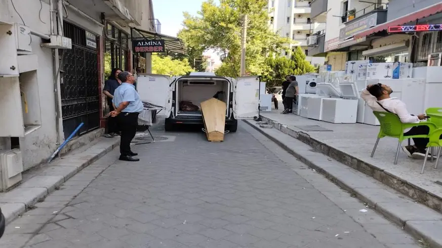 Yaşlı adam, binanın teras katında asılı bulundu