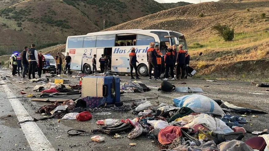 Yolcu otobüsü dağ yamacına çarptı