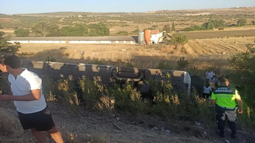Balıkesir'de yolcu otobüsü devrildi