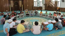 Çocuklar hem Kur’an öğreniyor hem eğleniyor