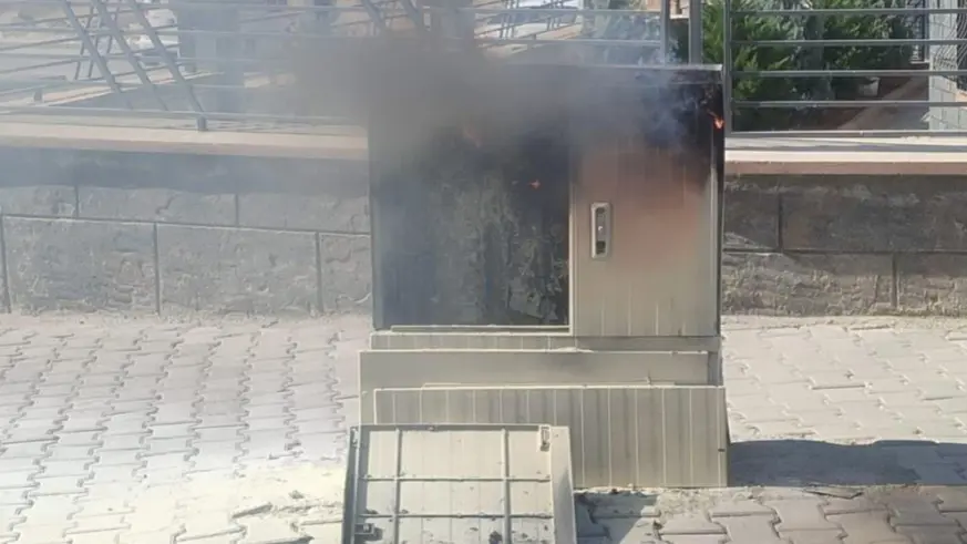 Elektrik panosu alev alev yandı