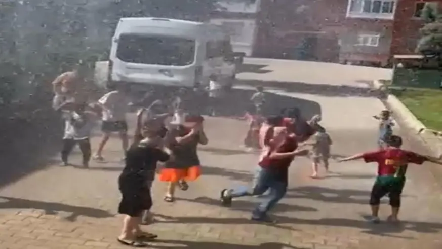 Sıcaktan bunalan çocuklar tazyikli suyla serinledi