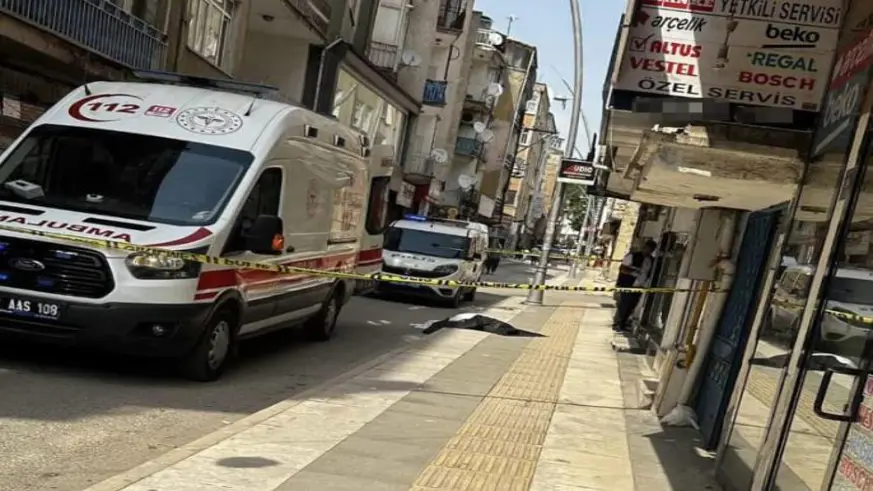 Dördüncü kattan düşen kadın hayatını kaybetti