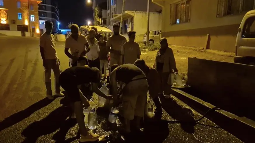 Ellerinde bidonlarla sokağa döküldüler