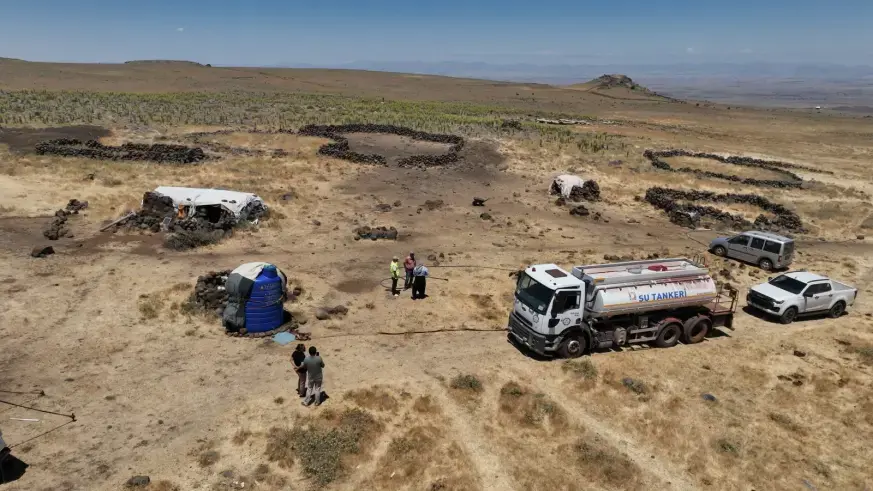 Diyarbakır'da yaylada kalan besicilerin hayvanlarına tankerlerle su taşınıyor