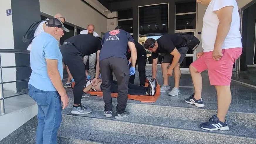 Ev sahibini bıçakladı