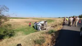 Diyarbakır'da minibüs yol kenarına devrildi