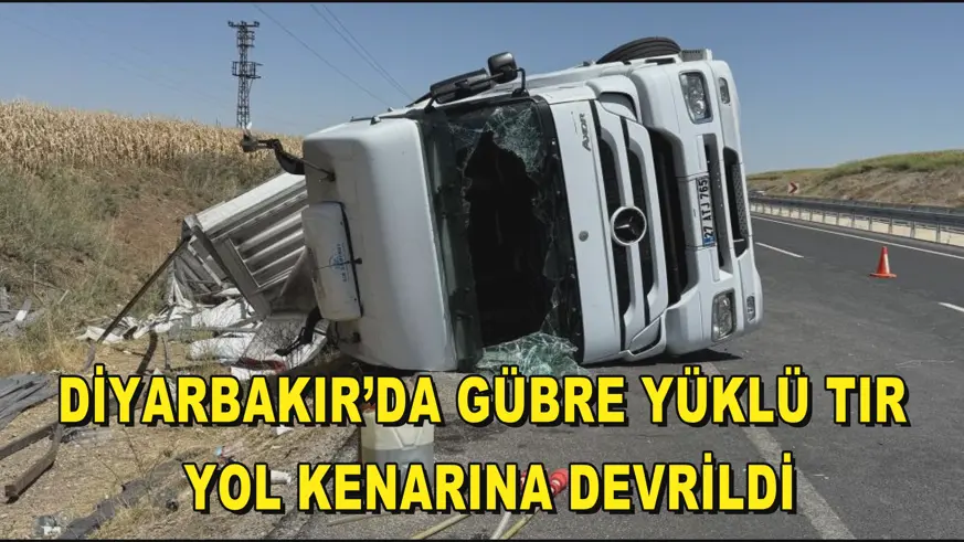 Diyarbakır’da gübre yüklü tır yol kenarına devrildi