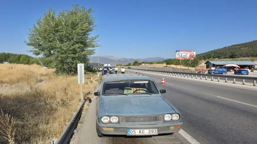Arızalanan otomobilini kontrol ederken tır çarpan kişi öldü