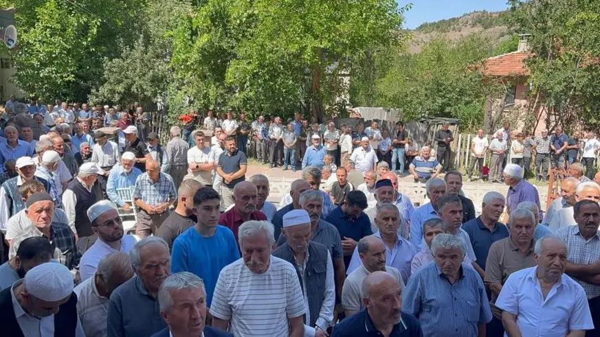 Yüzlerce vatandaş yağmur için ellerini semaya açtı