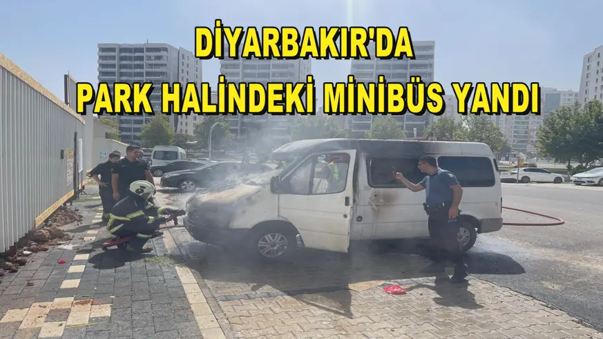 Diyarbakır'da park halindeki minibüs yandı