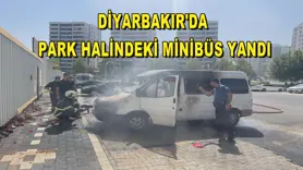 Diyarbakır'da park halindeki minibüs yandı