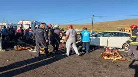 Erzurum'da iki araç kafa kafaya çarpıştı