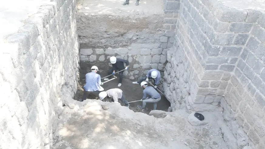 Akademisyenler, Malazgirt Kalesi'nin tarihi dokusunu gün yüzüne çıkarıyor