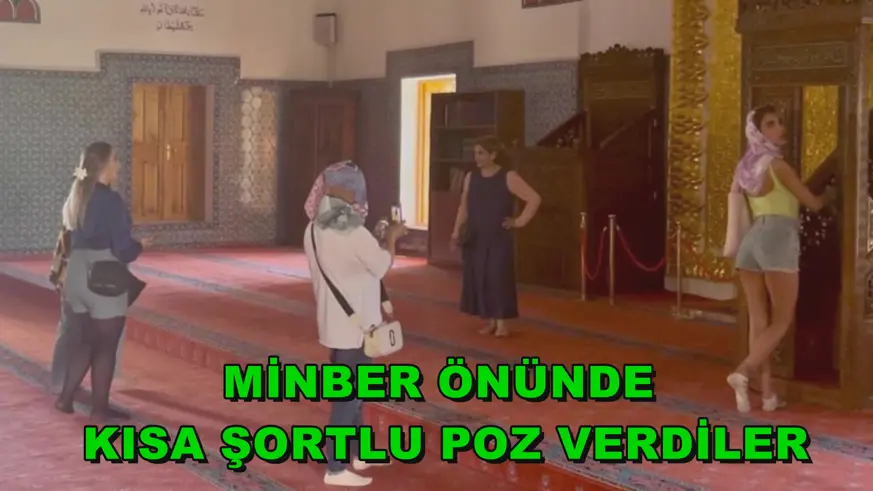 Minber önünde kısa şortlu poz verdiler