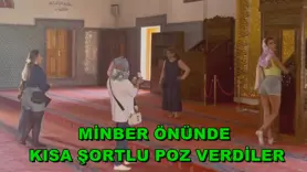 Minber önünde kısa şortlu poz verdiler
