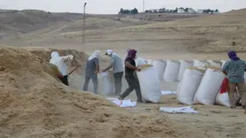 Saman işçileri sıcak hava ve toza karşı ekmek mücadelesi veriyor