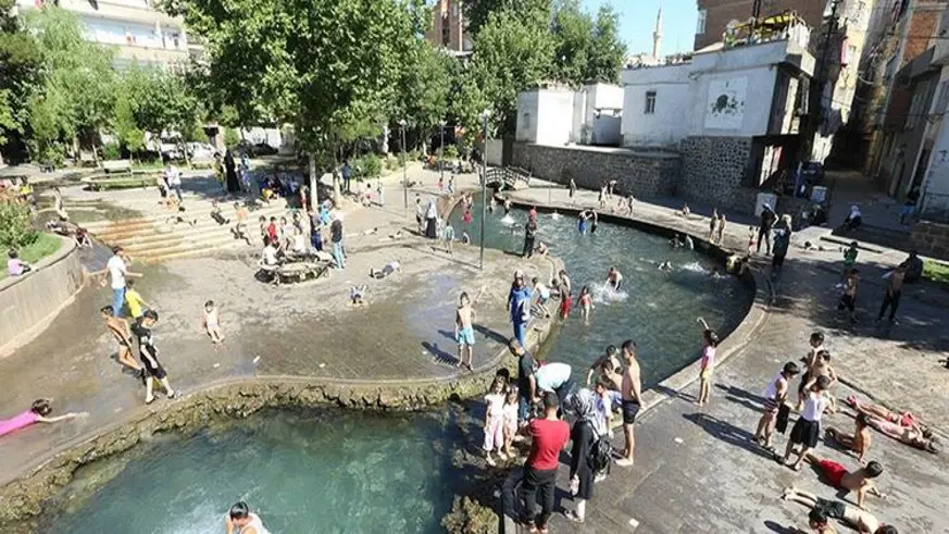 Çocuklar, süs havuzunda serinliyor