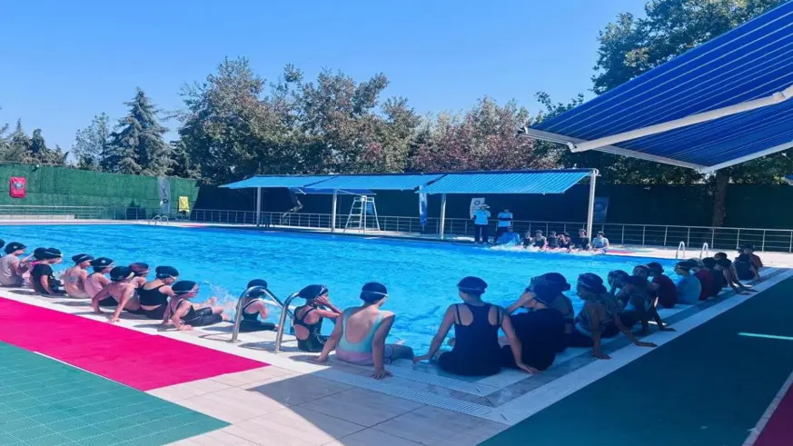 Çocuklara yüzme eğitimi verildi