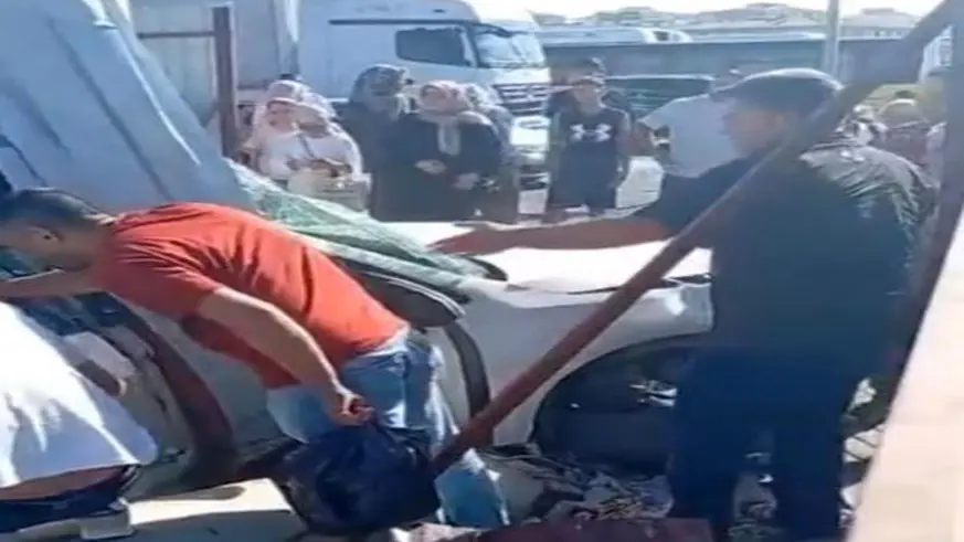 Yoldan çıkan araç bariyerlere ve direğe çarptı
