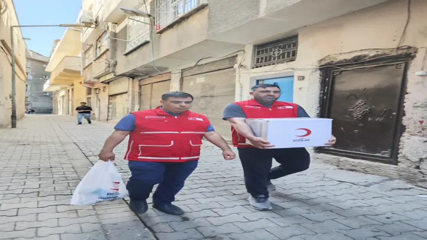 Diyarbakır'da Kızılay ihtiyaç sahibi ailelere yardım ediyor