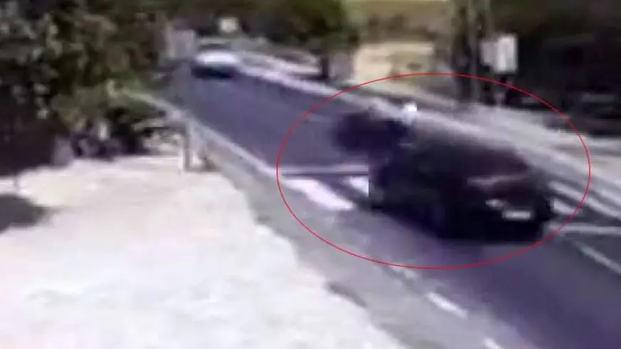 Sepetli motosiklet ile otomobil çarpıştı