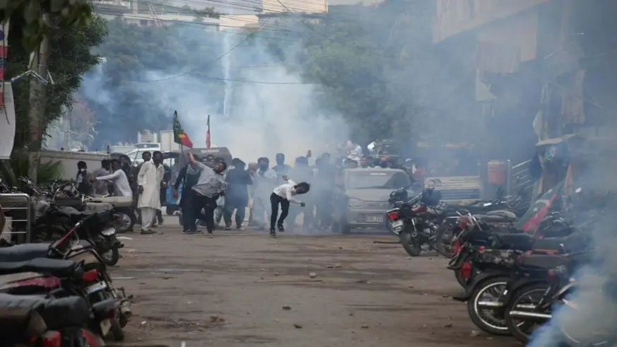 Pakistan'da eski Başbakan Khan destekçilerine polis müdahalesi