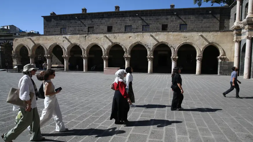 Gençler tatil için 40 dereceyi aşan sıcakta Diyarbakır'a geldi