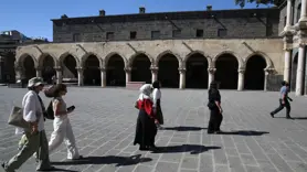 Gençler tatil için 40 dereceyi aşan sıcakta Diyarbakır'a geldi