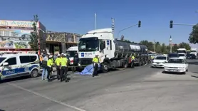 Engelli kız çocuğu ile annesine tır çarptı