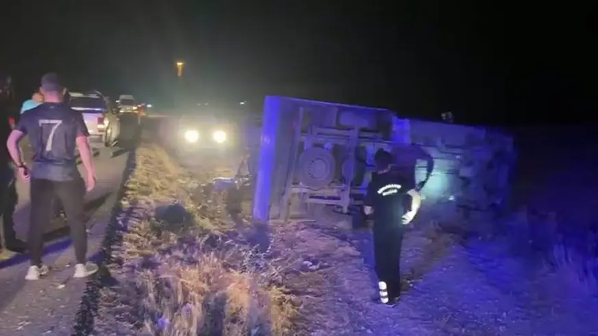 Lastiği patlayan kamyonet yoldan çıktı