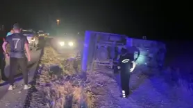 Lastiği patlayan kamyonet yoldan çıktı