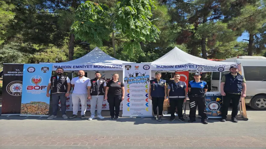 Polis gençler için bilgilendirme standı açtı