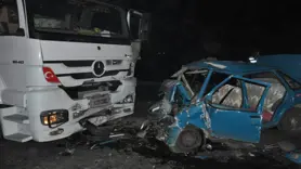 Tır ile otomobil kafa kafaya çarpıştı: 3 ölü