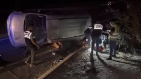 Lastiği patlayan minibüs taklalar atarak devrildi