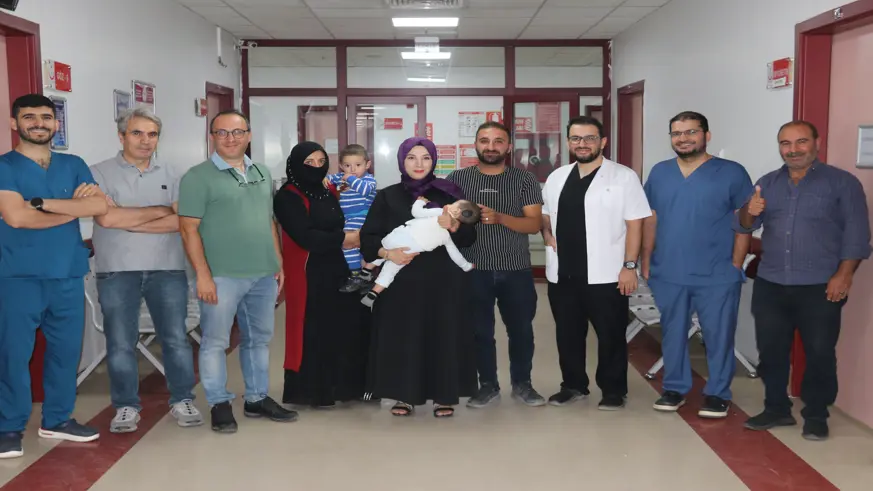 İki bebek biyonik kulak ameliyatıyla ilk kez duymaya başladı